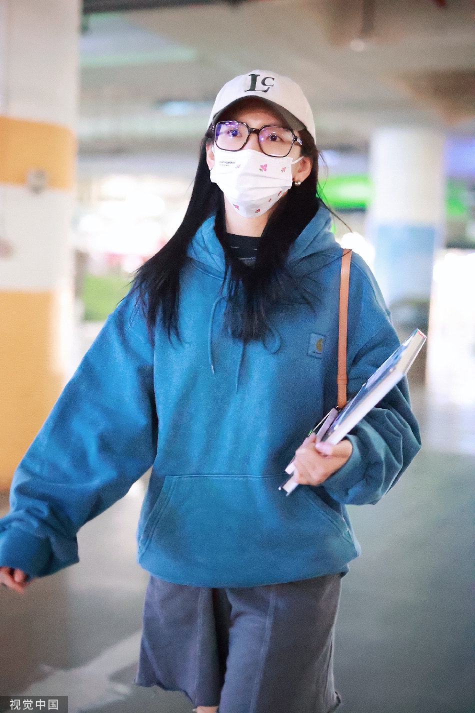 组图：演员章若楠现身北京机场蓝色卫衣搭配黑框眼镜呆萌可爱第5张图片