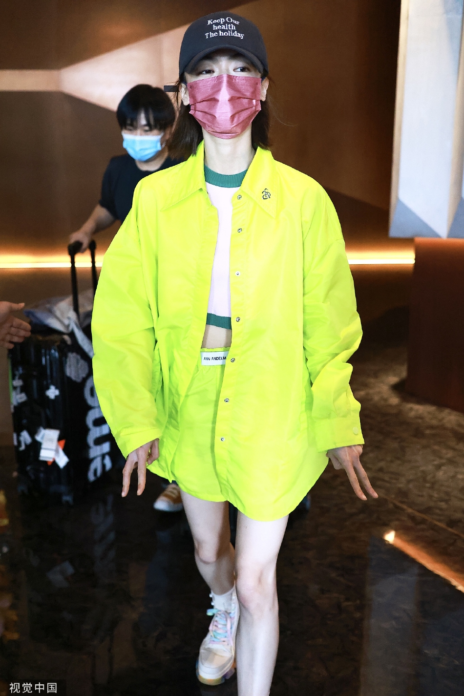 组图：《乘风破浪》吴谨言录制路透荧光黄衬衫穿搭亮眼