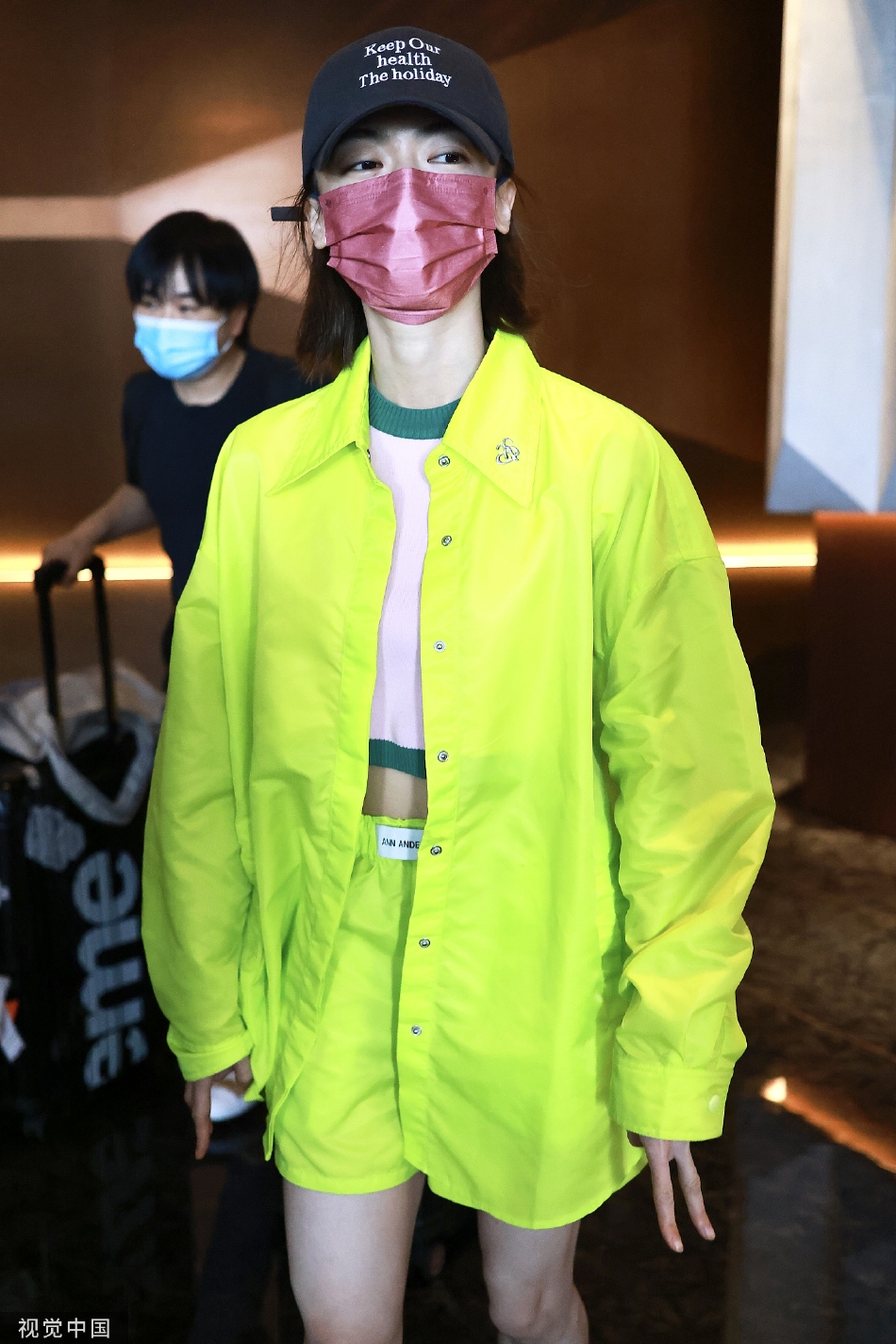 组图：《乘风破浪》吴谨言录制路透荧光黄衬衫穿搭亮眼第2张图片