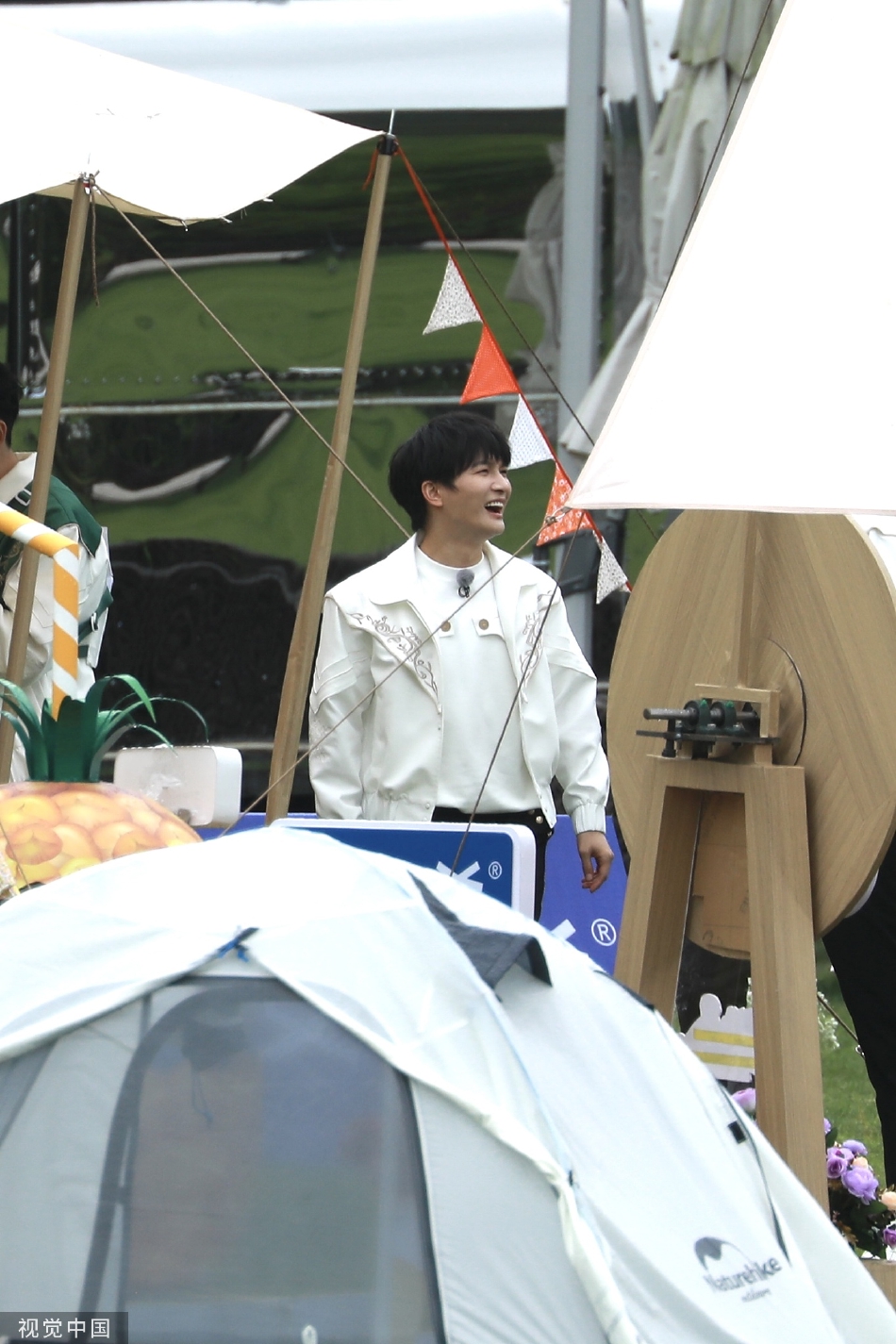 组图：周深《奔跑吧》第十季录制路透开怀大笑兴致高