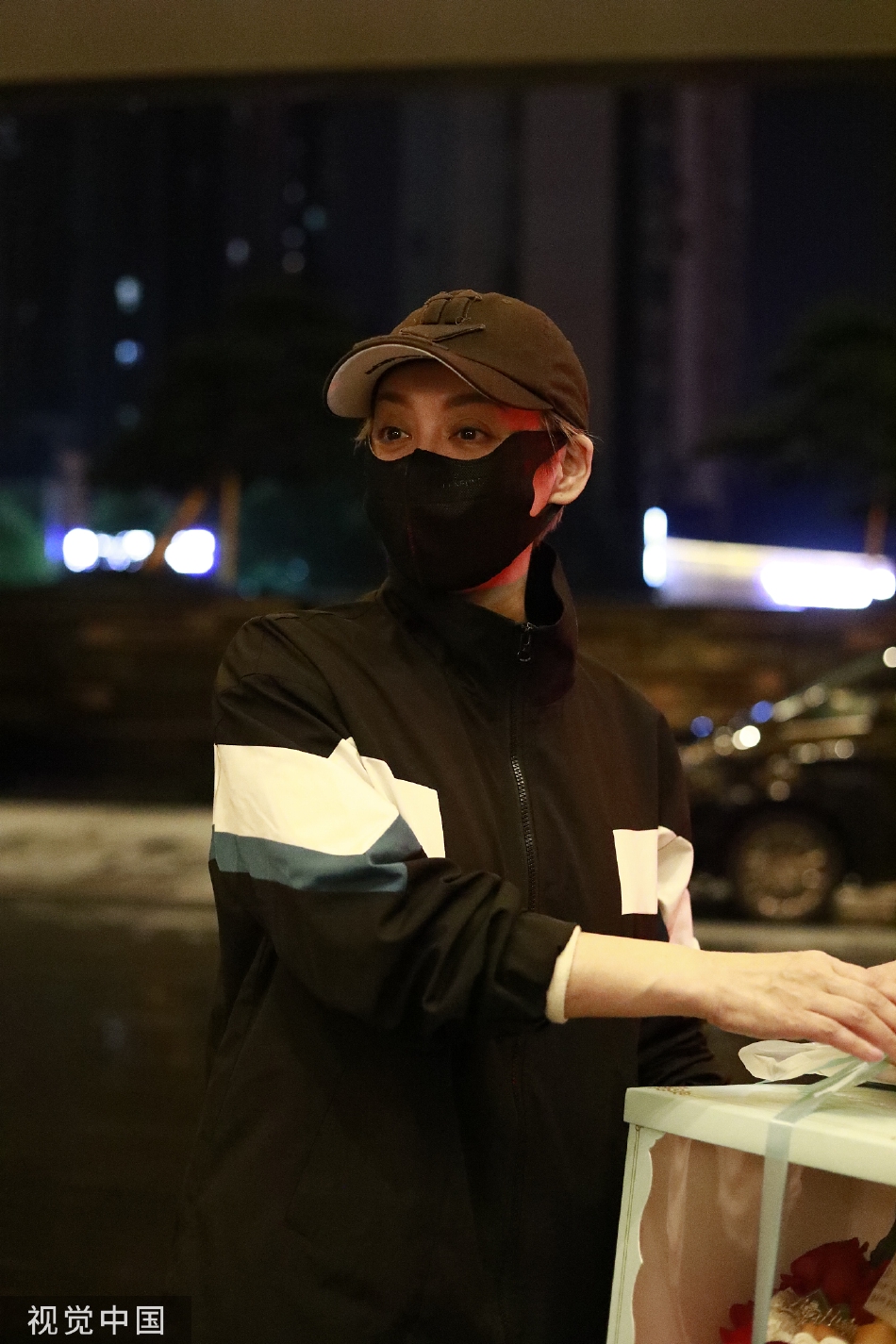 组图：宁静生日前夕录制《乘风破浪》下班与粉丝相拥亲切互动