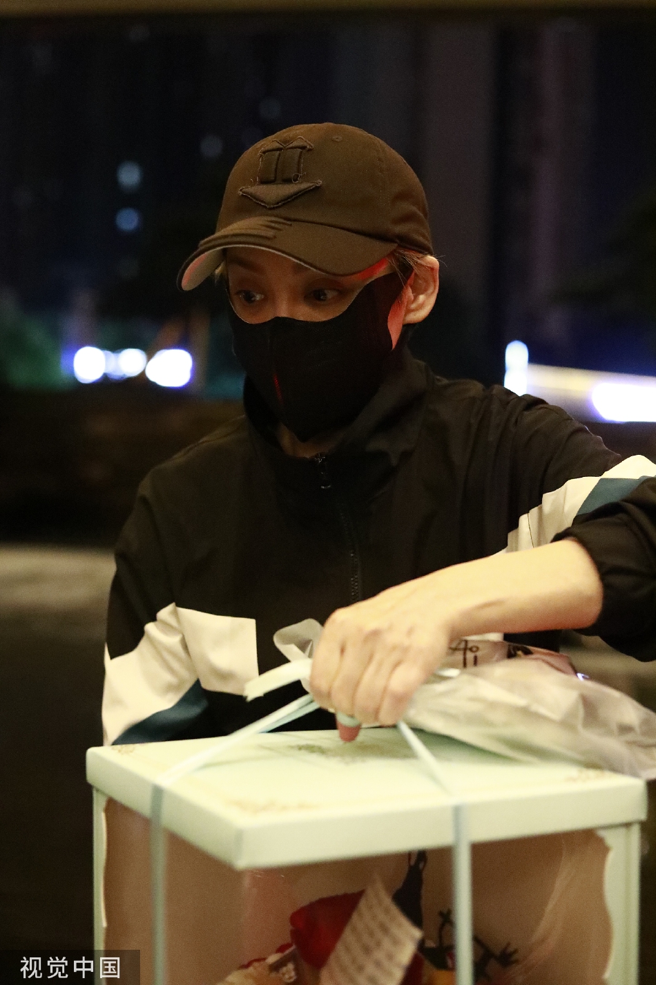 组图：宁静生日前夕录制《乘风破浪》下班与粉丝相拥亲切互动第2张图片