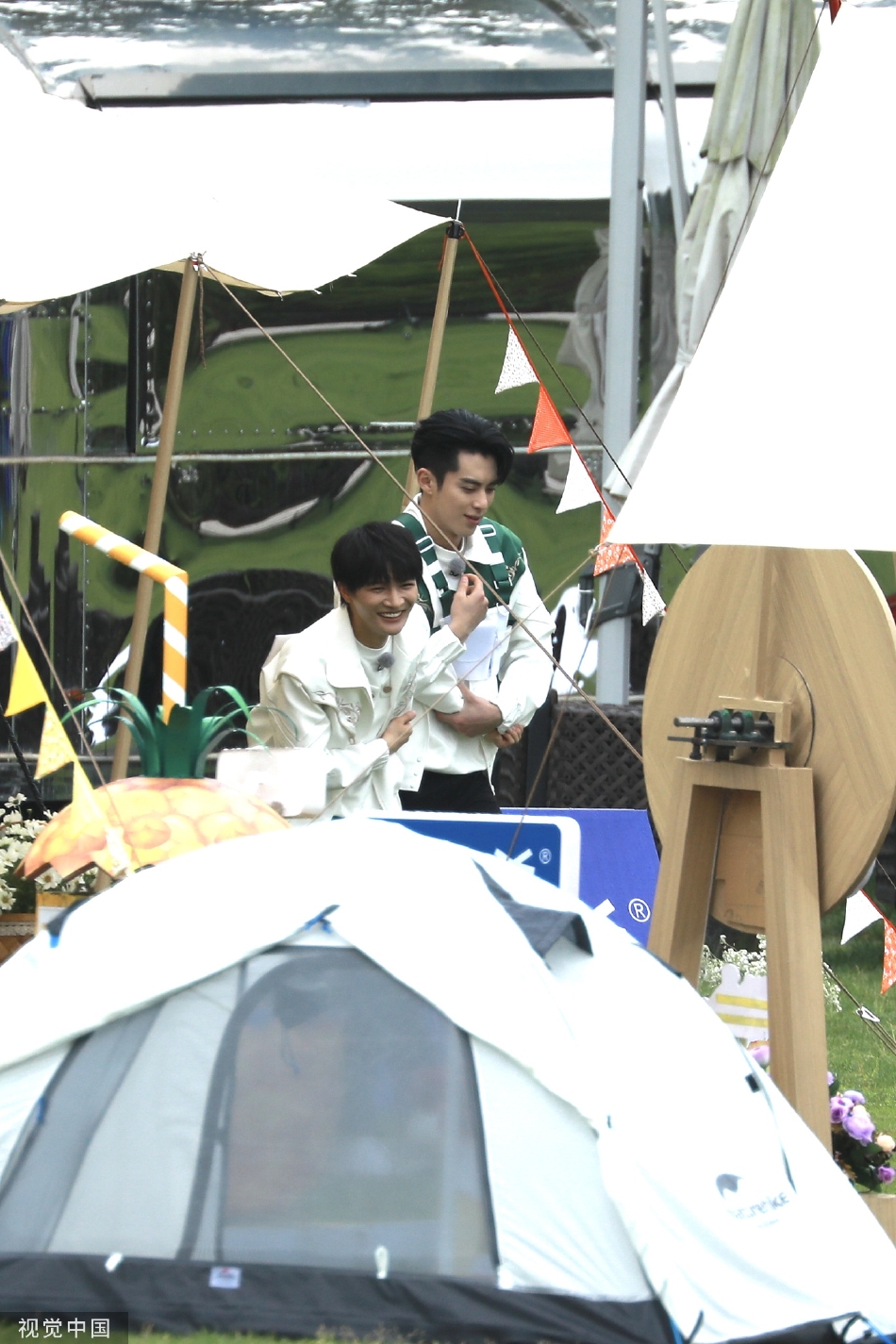 组图：周深《奔跑吧》第十季录制路透开怀大笑兴致高第3张图片