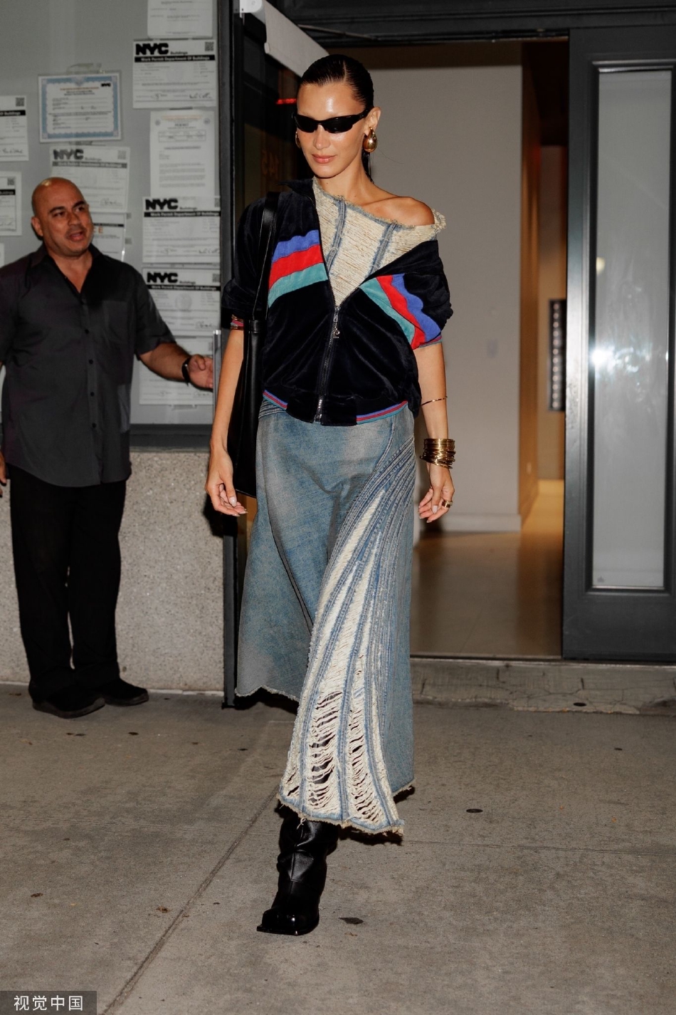 组图:超模贝拉·哈迪德穿着时髦现身纽约时装周活动现场