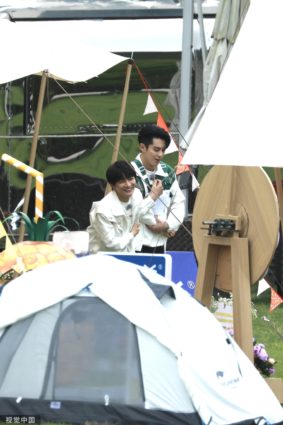 组图：周深《奔跑吧》第十季录制路透开怀大笑兴致高第2张图片