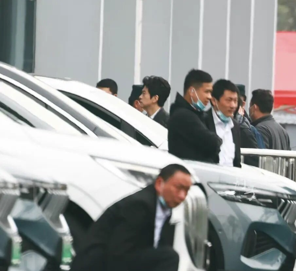 组图：李克勤李健毛不易单依纯现身新综艺《声生不息》录制现场第1张图片