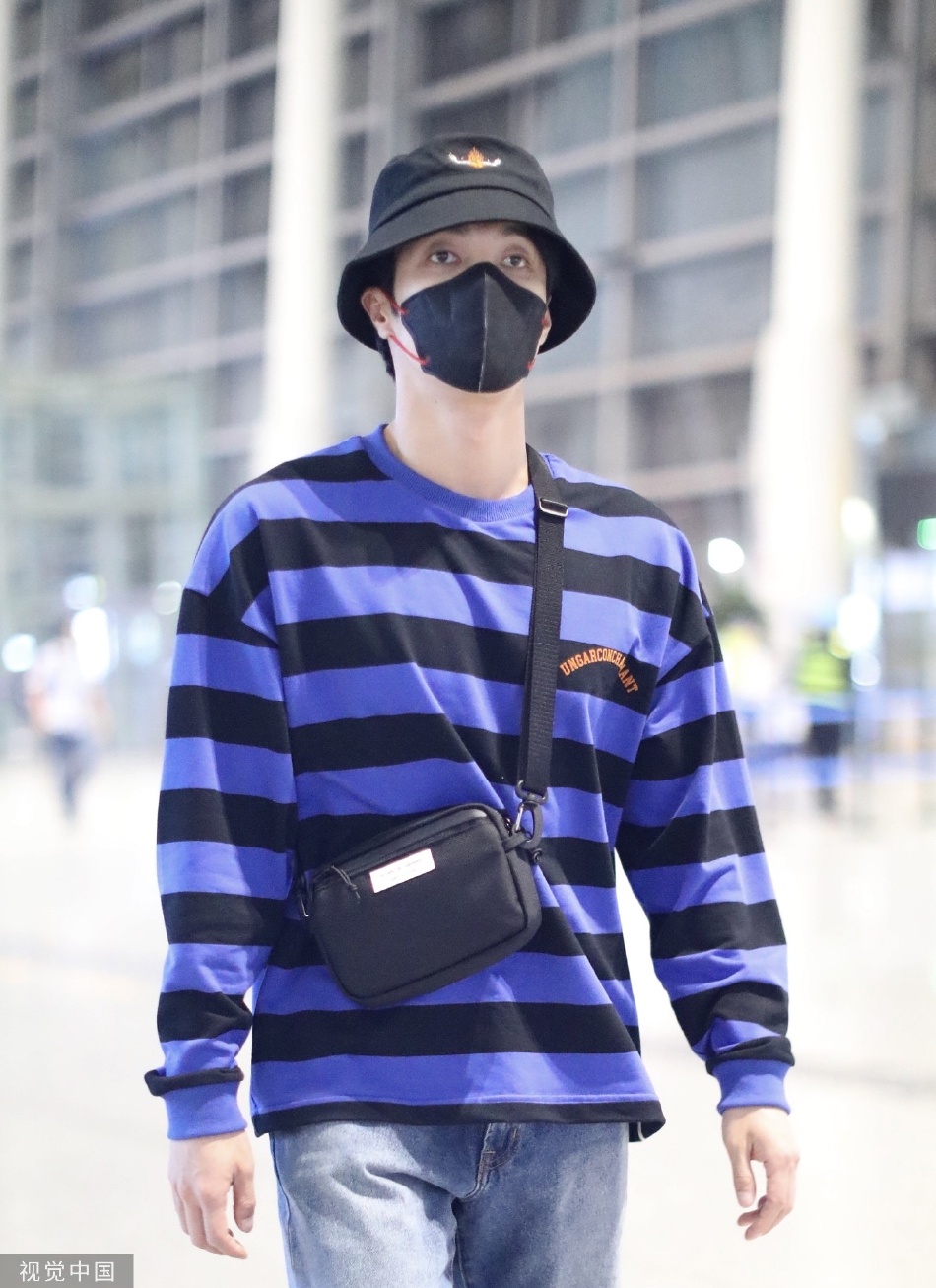 组图：演员高瀚宇戴渔夫帽低调现身长沙黄花机场第3张图片