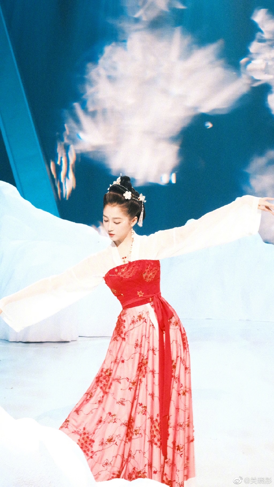 组图：关晓彤回归《王牌对王牌7》古装撑伞造型梦回《影》