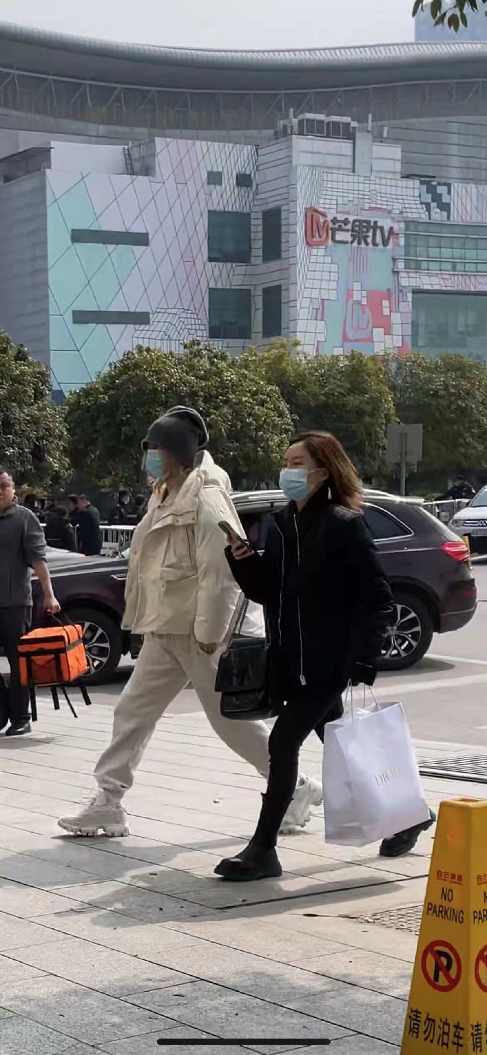 组图：华晨宇《春天花会开》路透曝光白色系穿搭温暖有型