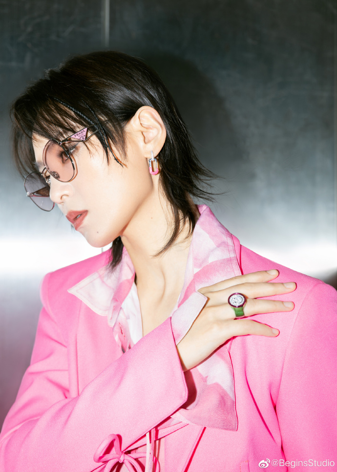 组图：周笔畅《声生不息》造型大片释出粉西装套装甜酷十足