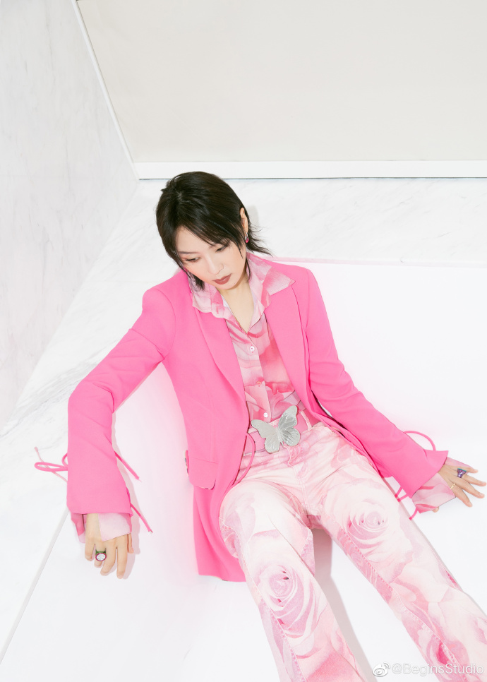 组图：周笔畅《声生不息》造型大片释出粉西装套装甜酷十足第5张图片