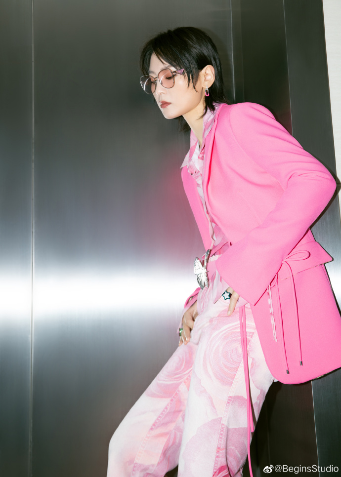 组图：周笔畅《声生不息》造型大片释出粉西装套装甜酷十足第1张图片