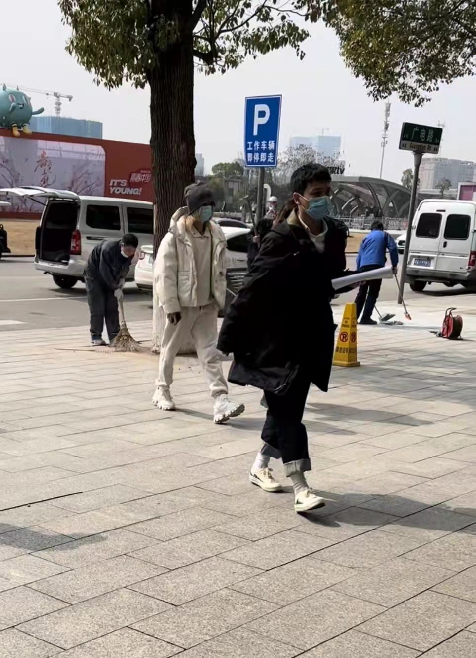 组图：华晨宇《春天花会开》路透曝光白色系穿搭温暖有型