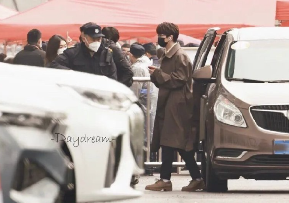 组图：李克勤李健毛不易单依纯现身新综艺《声生不息》录制现场第3张图片