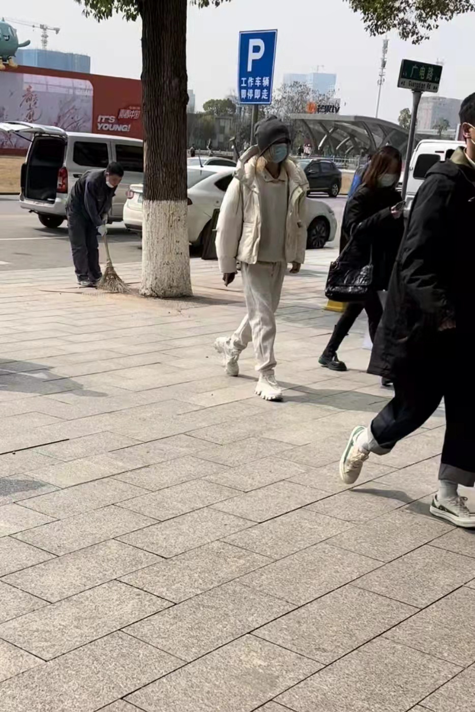 组图：华晨宇《春天花会开》路透曝光白色系穿搭温暖有型