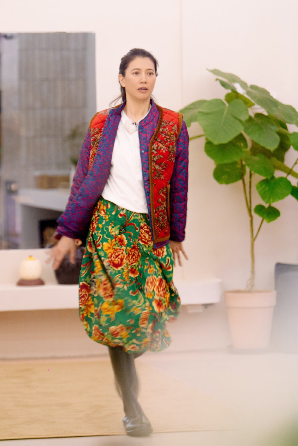 组图：《朋友请听好2》马栏坡大秀开场袁咏仪花棉袄造型亮眼