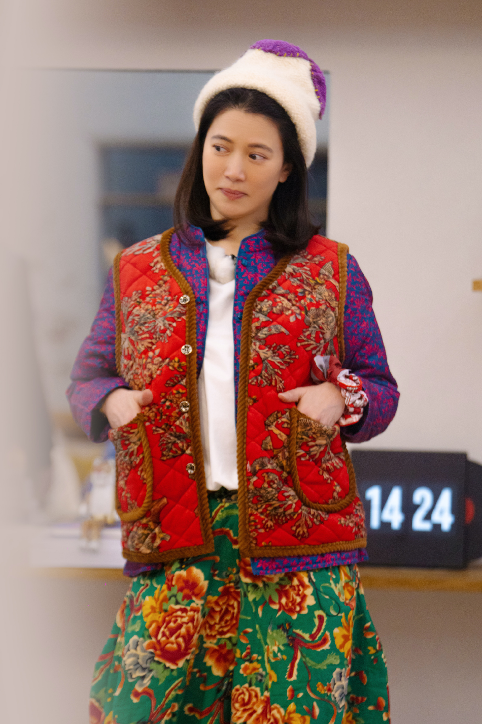 组图：《朋友请听好2》马栏坡大秀开场袁咏仪花棉袄造型亮眼