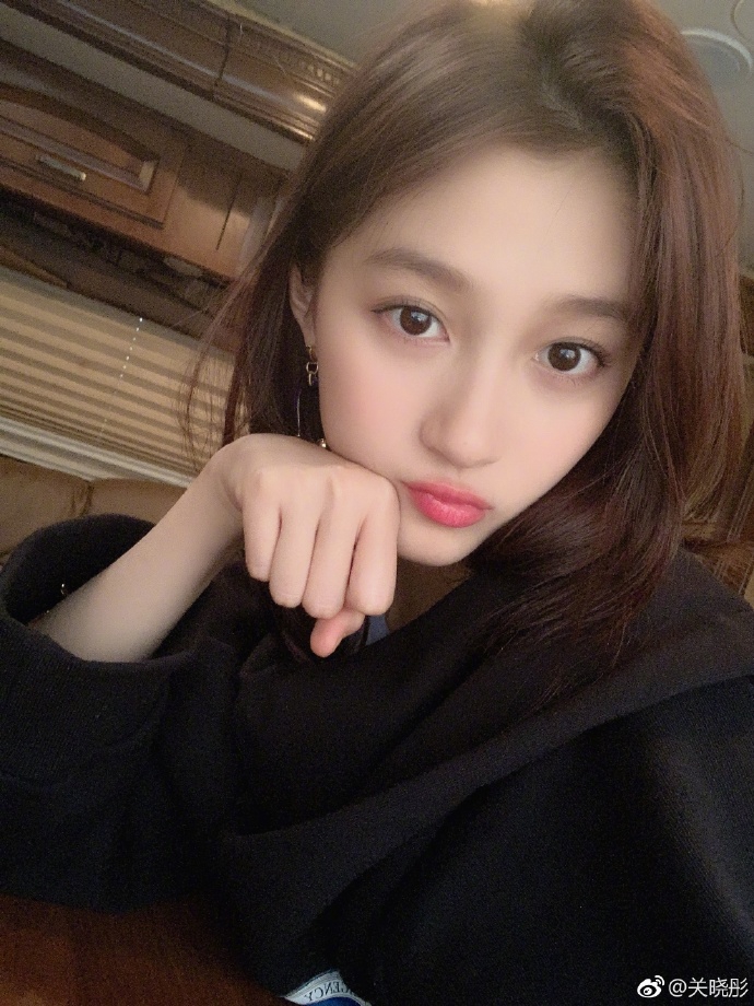 组图:关晓彤抱狗拍照笑容明媚动人 皮肤水嫩大眼清纯很可爱