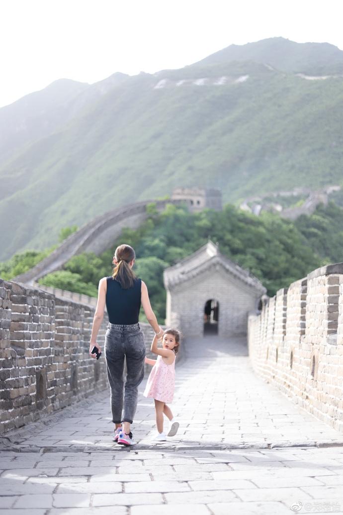 母女二人搞怪十足秒变表情包