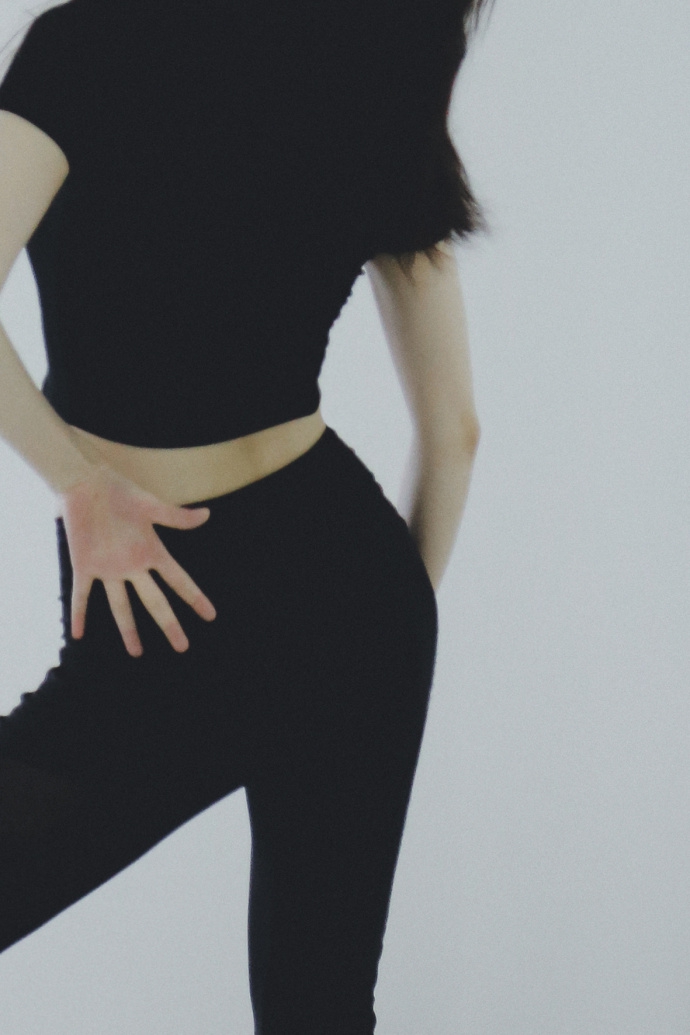 组图:倪妮穿露脐装素颜出镜秀舞姿 纤腰翘臀女人味十足