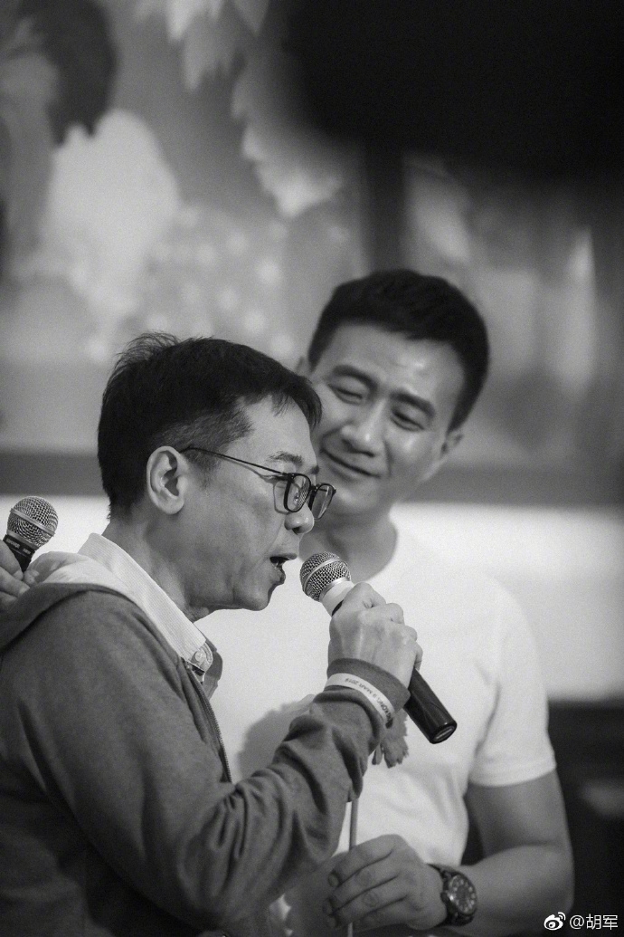 照片中,林青霞,刘嘉玲,关之琳,濮存昕,关锦鹏等一众好友现身,几人现场