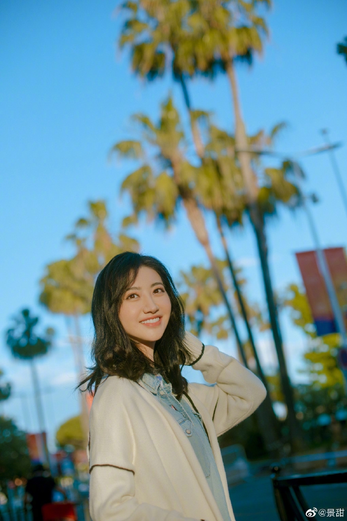 组图:景甜阳光下回眸笑容明媚动人 皮肤白皙五官精致少女感足_高清