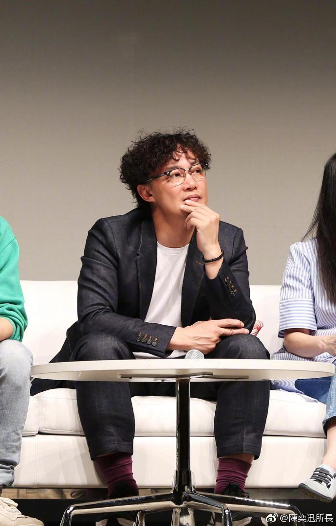 组图:陈奕迅校园分享会圆满结束 穿西装戴眼镜尽显熟男魅力