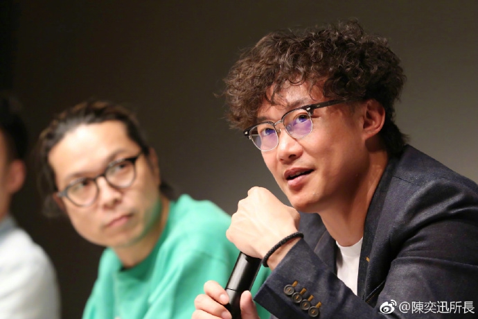 组图陈奕迅校园分享会圆满结束穿西装戴眼镜尽显熟男魅力