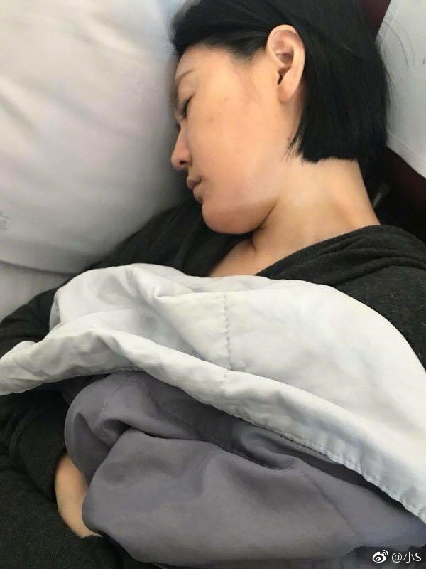 组图:小s张嘴酣睡任化妆师打扮 完成效果超好大片判若两人