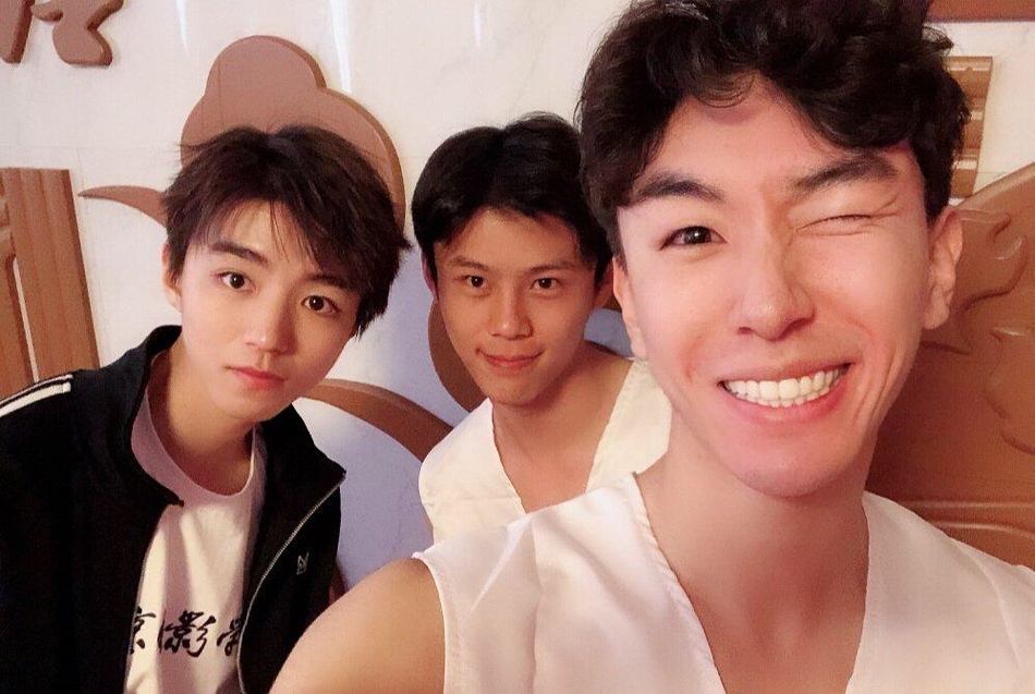 组图:网红滤镜再添"受害者"?王俊凯与同学合影秒变大眼尖下巴