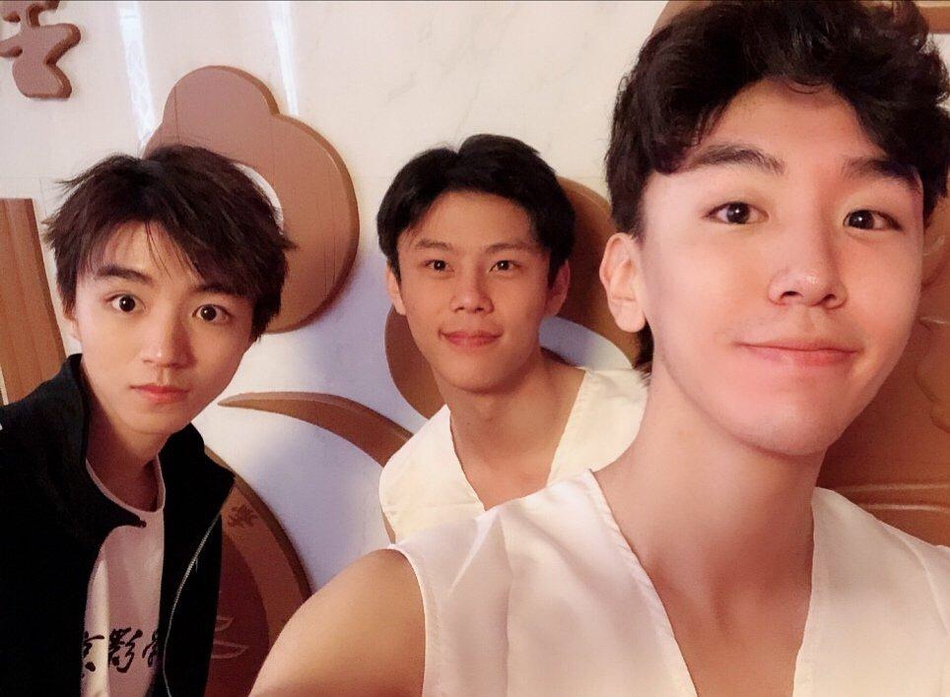 新浪娱乐讯 7月2日,有网友晒出一组王俊凯与同学的合照.