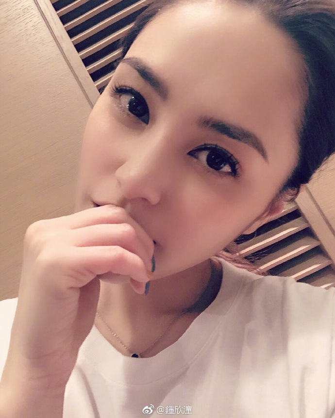 组图:钟欣潼穿白t扶额自拍 一头大波浪睫毛卷翘风情万种