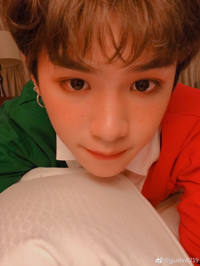 组图:justin黄明昊笑容温软可爱 短卷发小雀斑尽显少年感