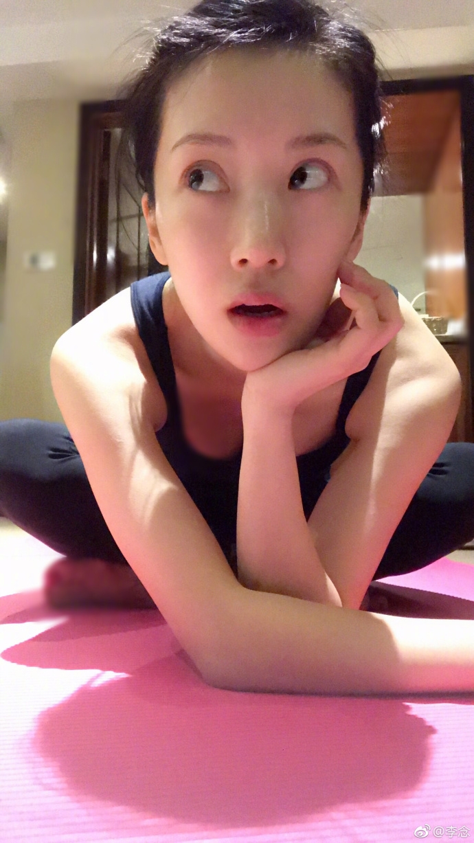 组图:阔太李念素颜健身 酥胸若隐若现性感撩人