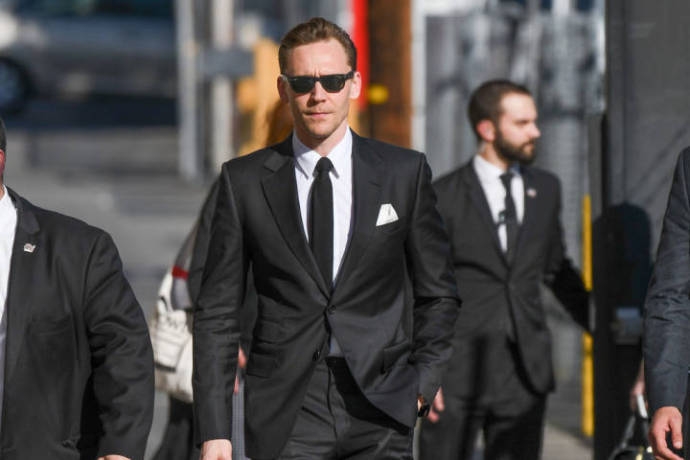 组图:抖森长腿散发成熟魅力 一身黑色西装宛如"黑帮大佬"