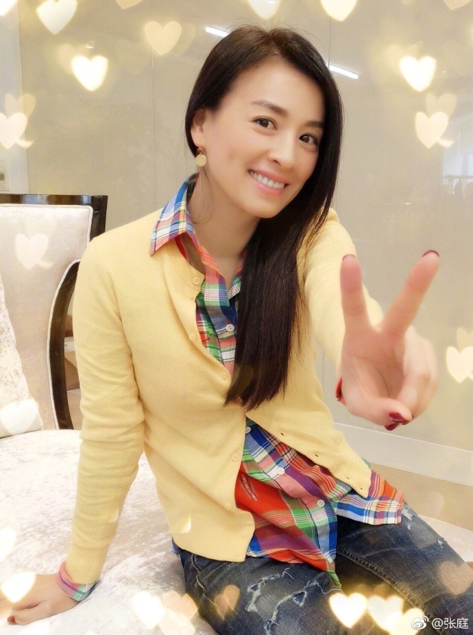 组图:张庭对镜头比剪刀手 甜美微笑变身优雅女神