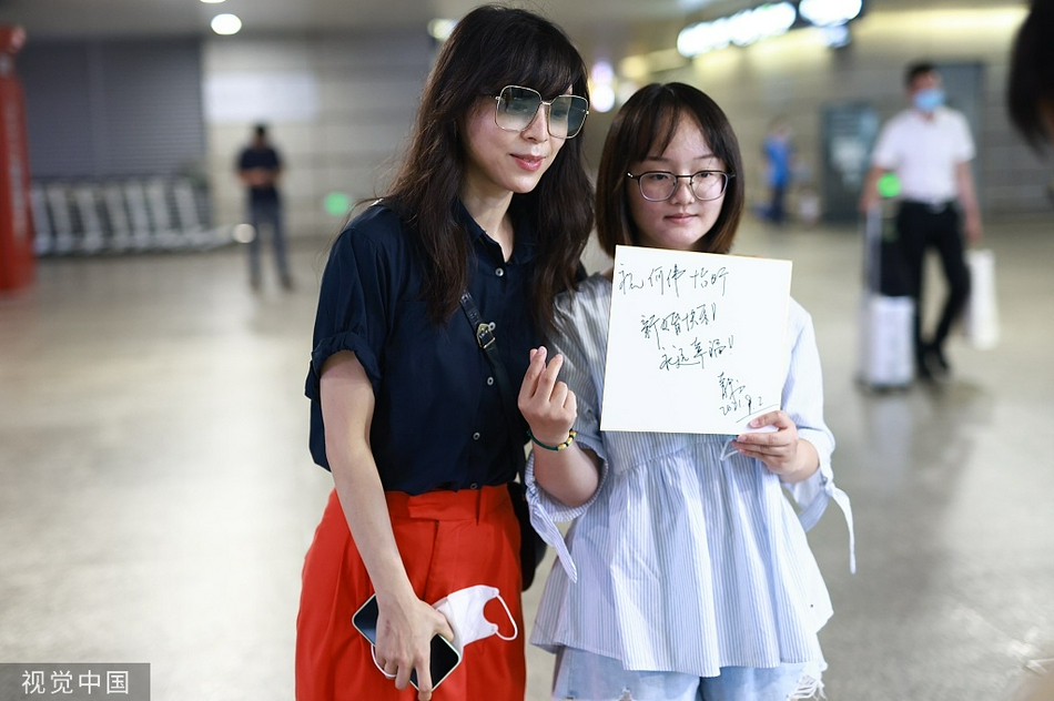 组图:张静初短t搭阔腿裤休闲随性 为新婚粉丝送祝福拍合照超暖心