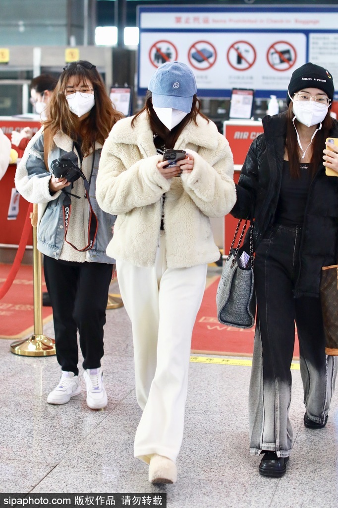 组图:郑合惠子现身机场包裹严实 穿毛绒外套搭白色运动裤休闲舒适