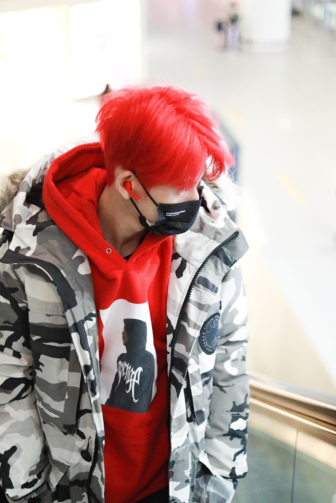 组图小鬼王琳凯顶红发似热血撕漫男右眼眉钉酷炫吸睛