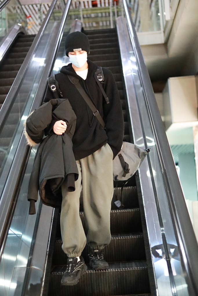 组图:打工人出街?宋威龙斜挎包双肩包齐背 高挑纤瘦身材惹眼