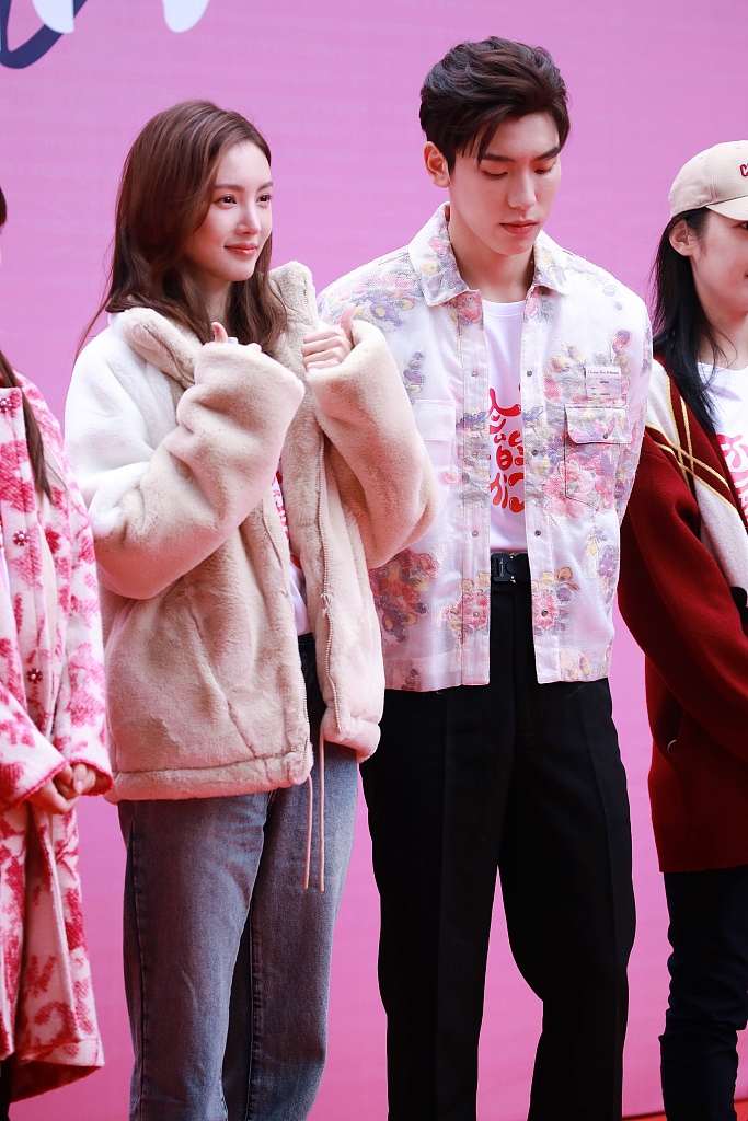 组图金晨王子异男俊女靓合体亮相二人穿着粉嫩cp感十足