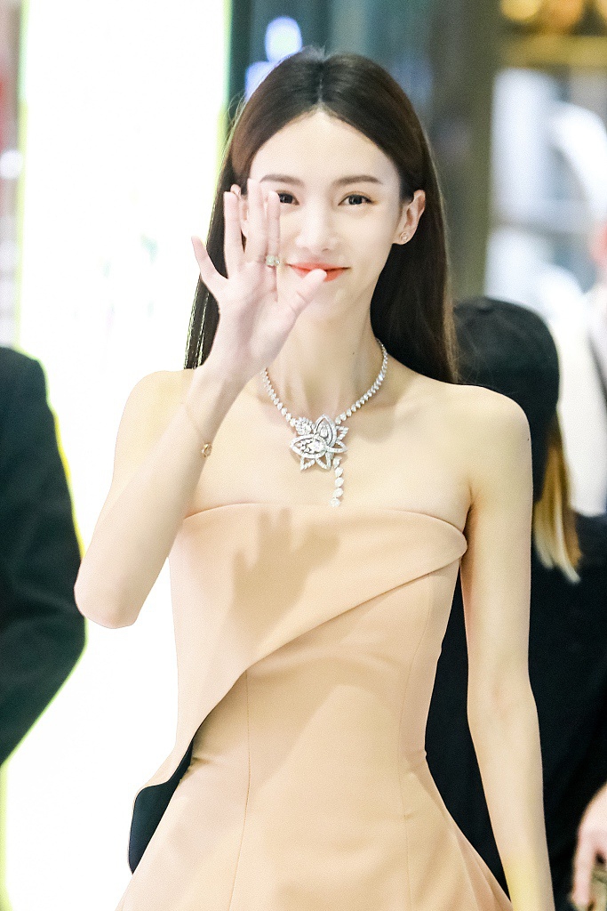 组图:金晨穿裸色抹胸裙秀优越天鹅颈 挥手示意粉丝秒变暖心大喜