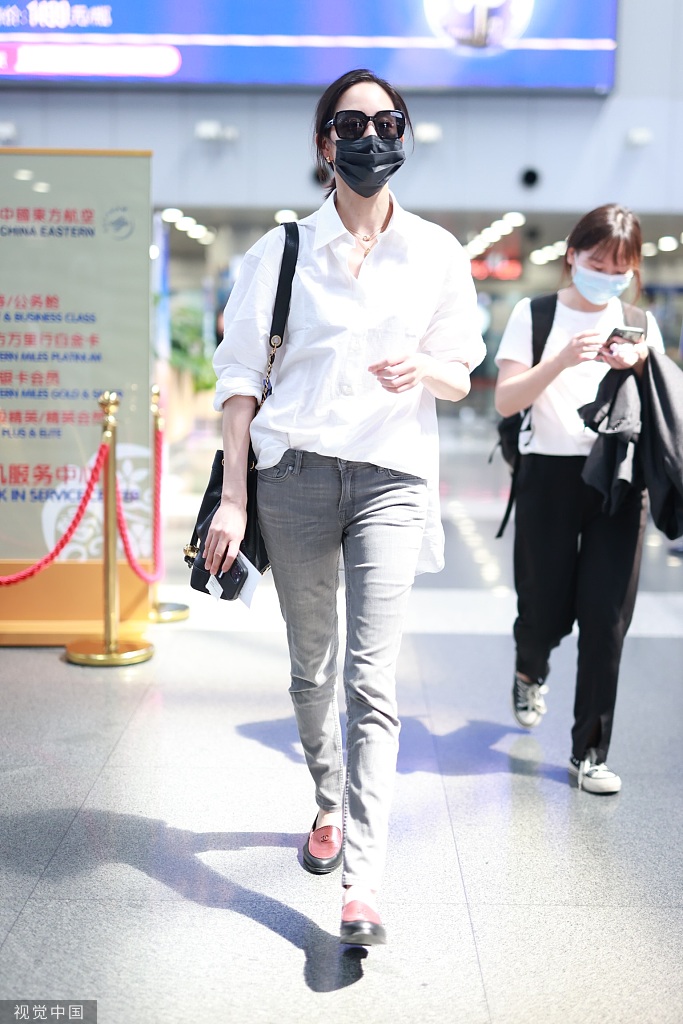 组图:张钧甯穿白衬衫搭牛仔裤简约低调 扎低马尾气质优雅干练