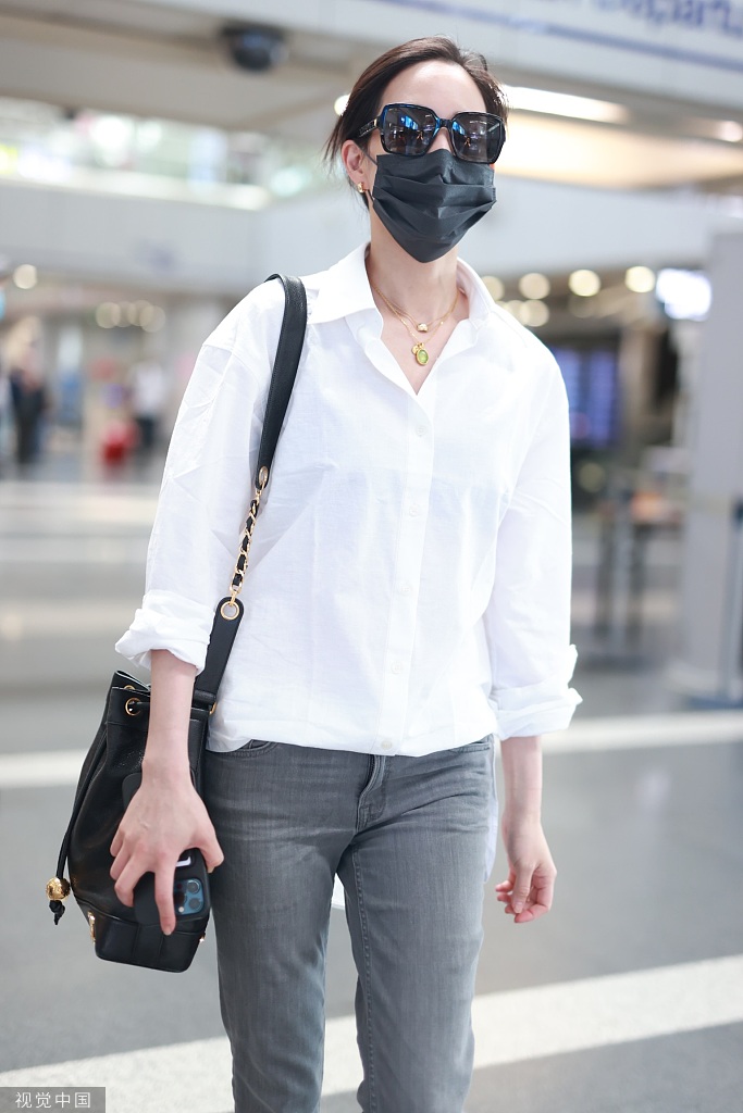 组图:张钧甯穿白衬衫搭牛仔裤简约低调 扎低马尾气质优雅干练