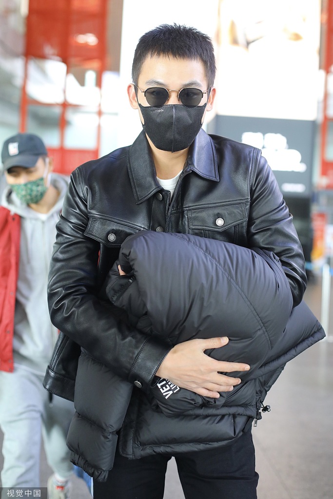 组图:欧豪黑色皮衣搭牛仔裤酷飒干练 寸头造型配墨镜男人味十足_高清