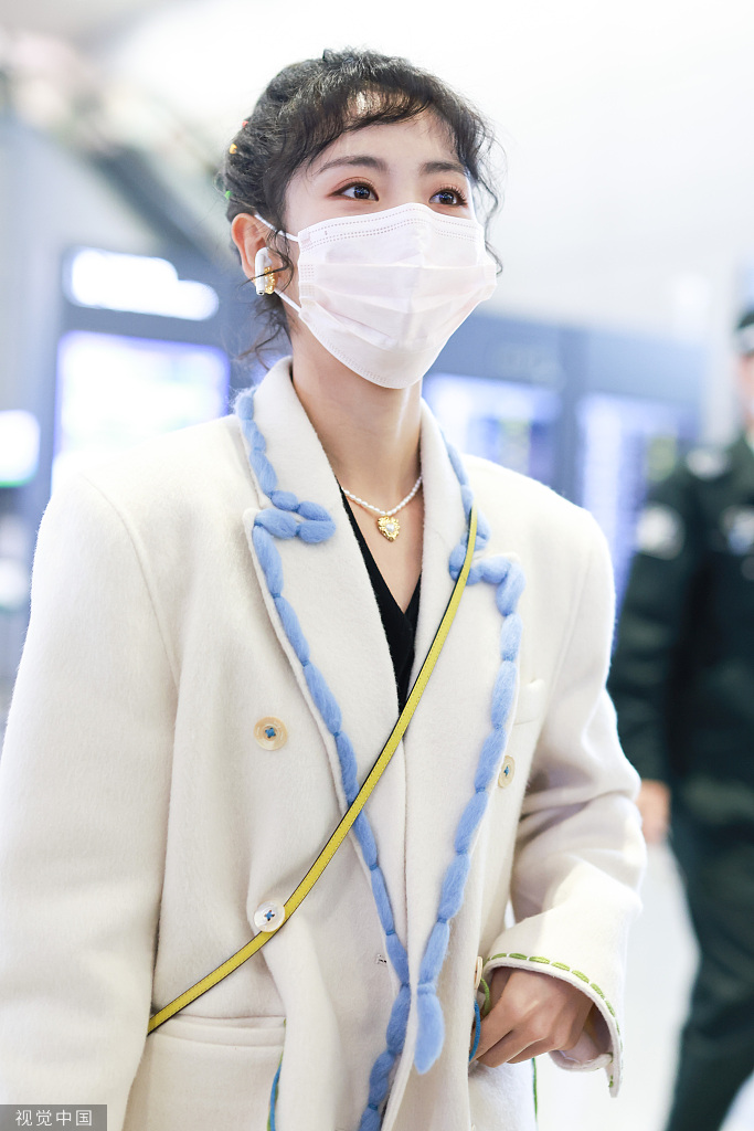 组图:邢菲着奶油色西装清新甜美 丸子头配卷毛刘海元气满分_高清图集