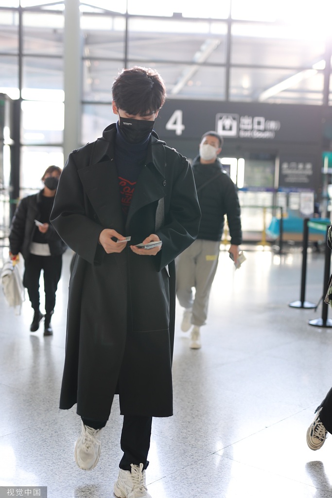 组图:邢昭林着黑色风衣显修长身形 对镜打招呼亲和力满分