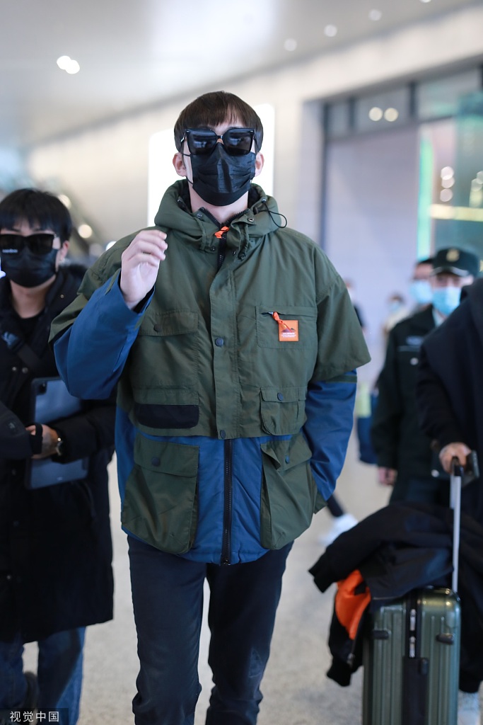 组图:张彬彬着军绿色外套简约酷飒 牛仔裤搭黑色短靴秀修长身型