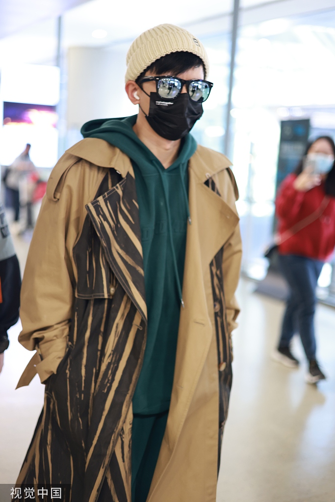 组图:张杰穿风衣现身机场 戴白色毛线帽双手插袋帅气十足_高清图集