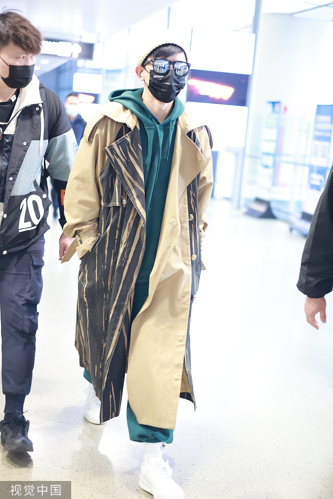 组图:张杰穿风衣现身机场 戴白色毛线帽双手插袋帅气十足_高清图集